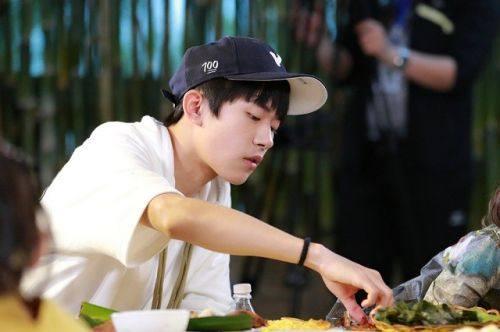 易烊千玺恐高视频,勇敢面对高空挑战